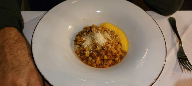 Ciccioneddas con ragú de buey rojo, crema de pecorino y azafrán - Sa Piola Restaurant, Cagliari