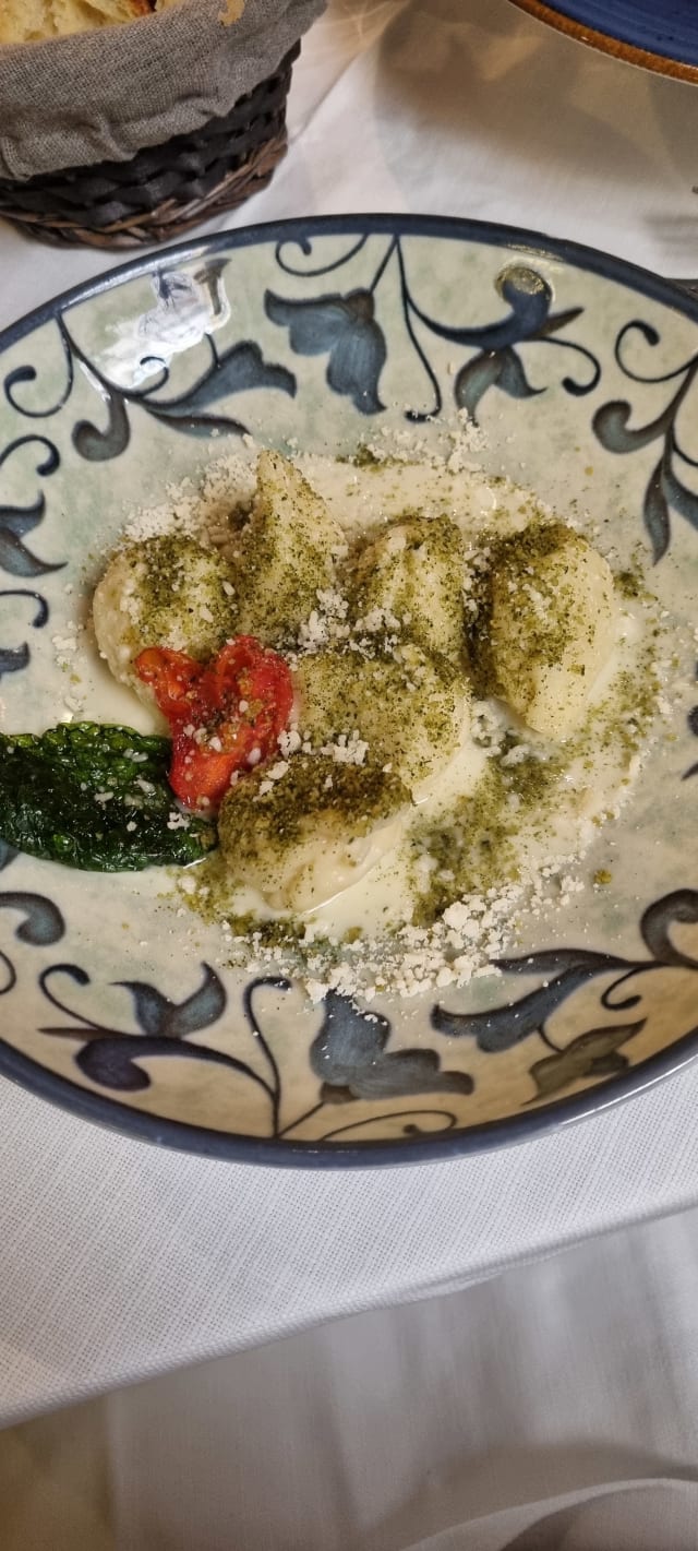 Culurgiones en crema de flor de Cerdeña, crujiente de albahaca y anchoas - Sa Piola Restaurant