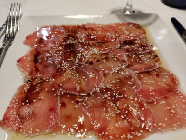 Carpaccio de atún, aceite humeante, salsa de soja y sasame tostado - Sa Piola Restaurant, Cagliari