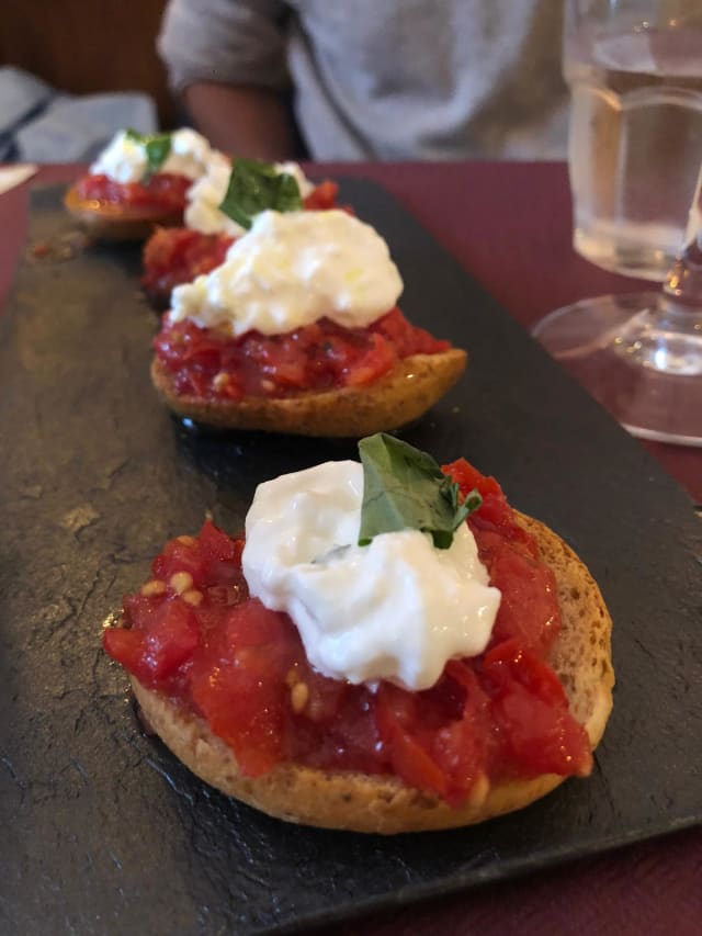 Frise multicereali con stracciatella e pomodorini fresco - Enoteca Divino Ostuni, Ostuni