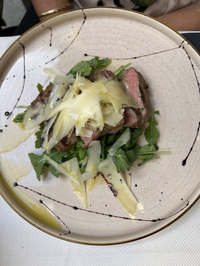 TAGLIATA DI MANZO CON RUCOLA E GRANA - Matto Matto, Florence