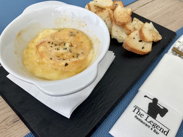 QUEIJO ASSADO NO FORNO COM TOMILHO  E MEL DE RIO MAIOR - The Legend Restaurant