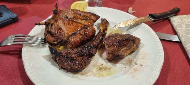 Scottadito Agnello o grigliata mista o spiedini pollo e maiale  - Castagneto