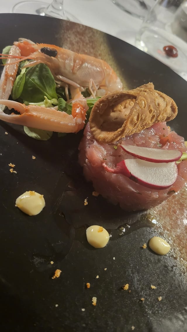 Tuna and shrimps tartare with hollandaise sauce, oyster leaf and salted cannolo* - Il Mosto Selvatico