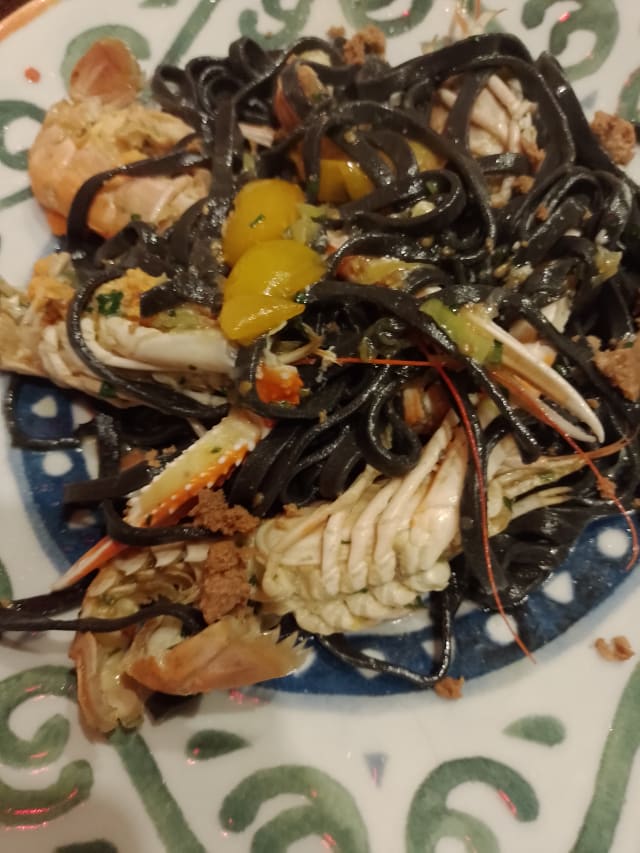 tagliolini tirati al nero di seppia con scampi e datterino giallo - A Paciota Bistrot di Pesce 