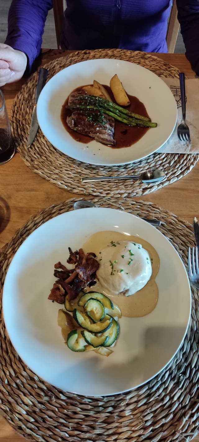 Timbal de solomillo de cerdo ibérico relleno con setas y rebozuelos acompañado de un timbal de calabacín - Cabanyes Entre Valls