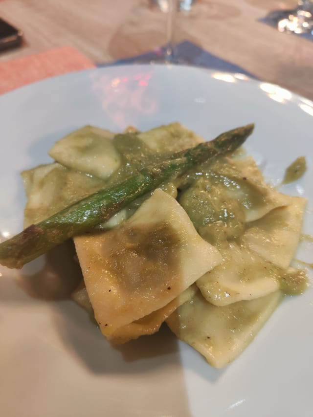 Ravioli serviti burro e salvia - Enoteca Buosi Torino