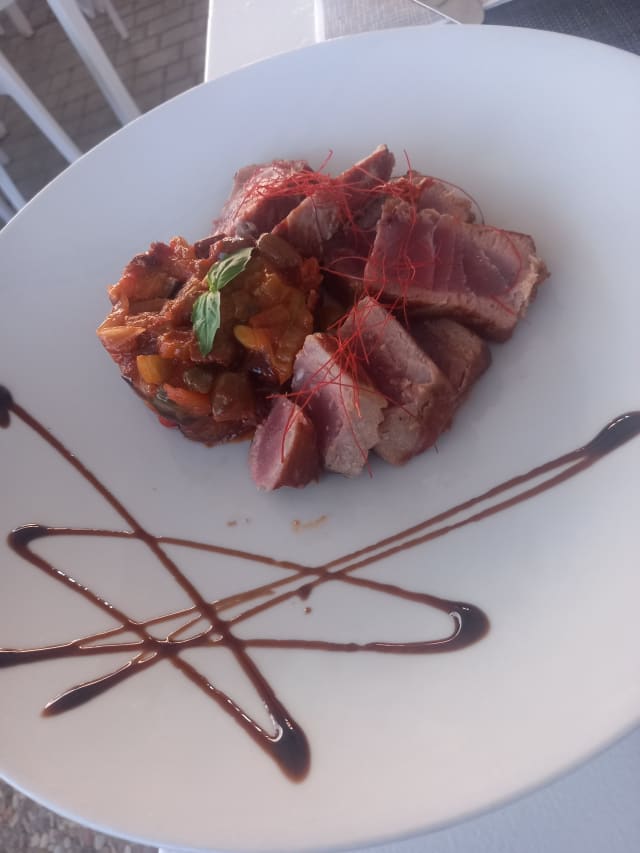 Tagliata di tonno su letto di caponata - La Lisca - Civitavecchia, Civitavecchia