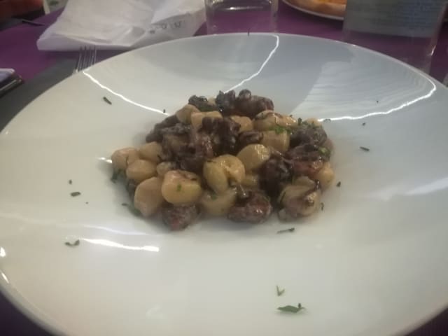 gnocchi radiccio e mazzancolle - Alla Corte dei Miracoli, Caorle