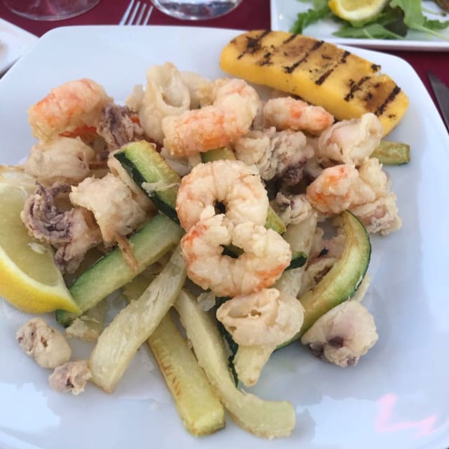 fritto di calamari e code di gamberi con verdurine pastellate - Alla Corte dei Miracoli, Caorle