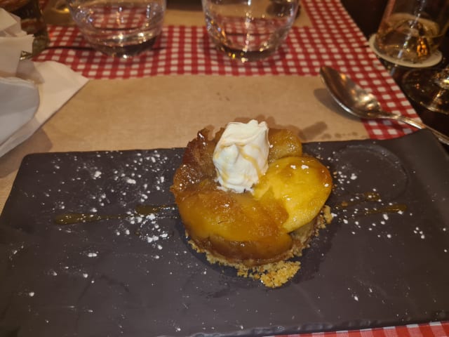 Pomme caramélisée façon Tatin et sa crème fraîche - Avant scène, Paris