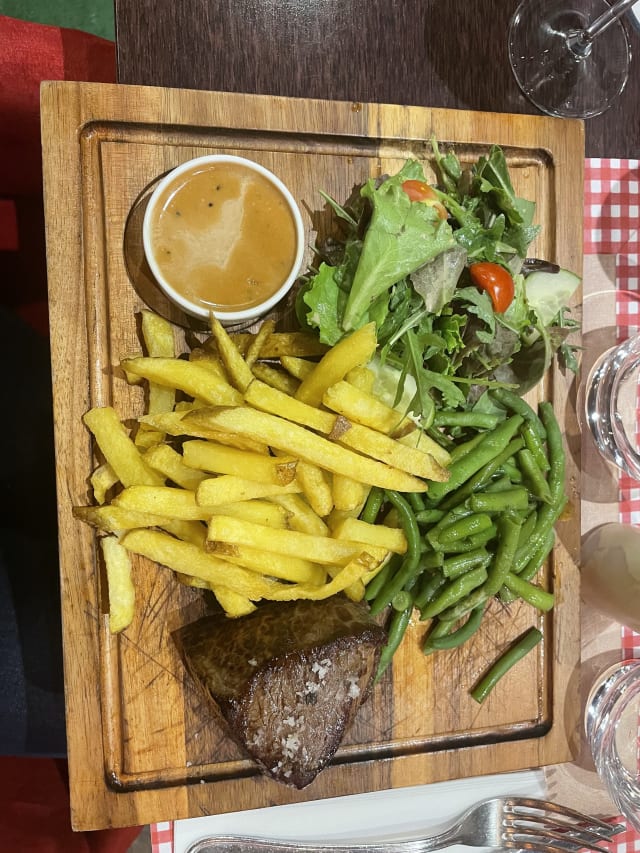 Pavé de rumsteck sauce aux poivres - Frites maison, mesclun - Avant scène, Paris