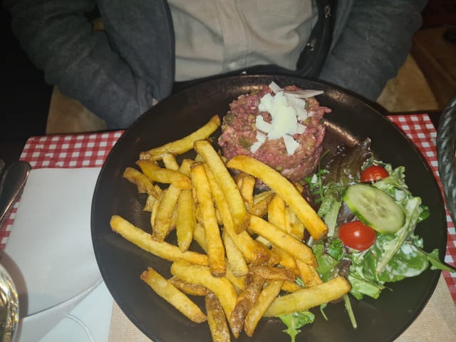 Tartare de bœuf préparé par le chef, frites maison, mesclun, tomates cerises - Avant scène, Paris