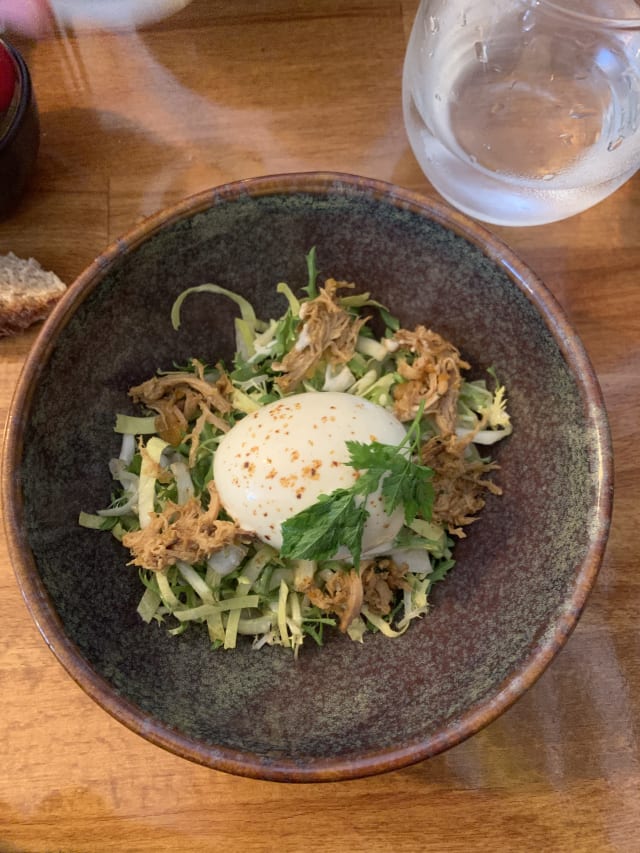 Oeuf mollet, salade frisée et veau confit - TADAM Paris, Paris