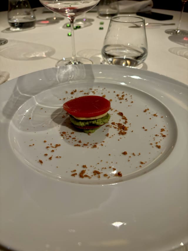 Millefoglie di cialda di pomodoro, crema pasticcera al limone, mousse al basilico, gel di pomodoro e il suo crumble (2023) - Tano passami l'olio, Milan