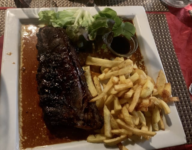 Spare ribs env- 500 grammes sauce bbc et frites - Le Petit Raphael, Geneva