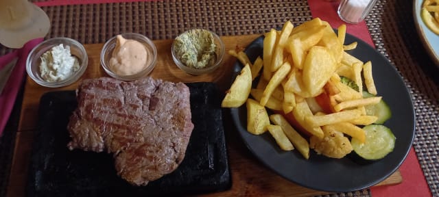 Entrecôte de boeuf grillée sur ardoise ou assiette , légumes, frites et beurre maison - Le Petit Raphael