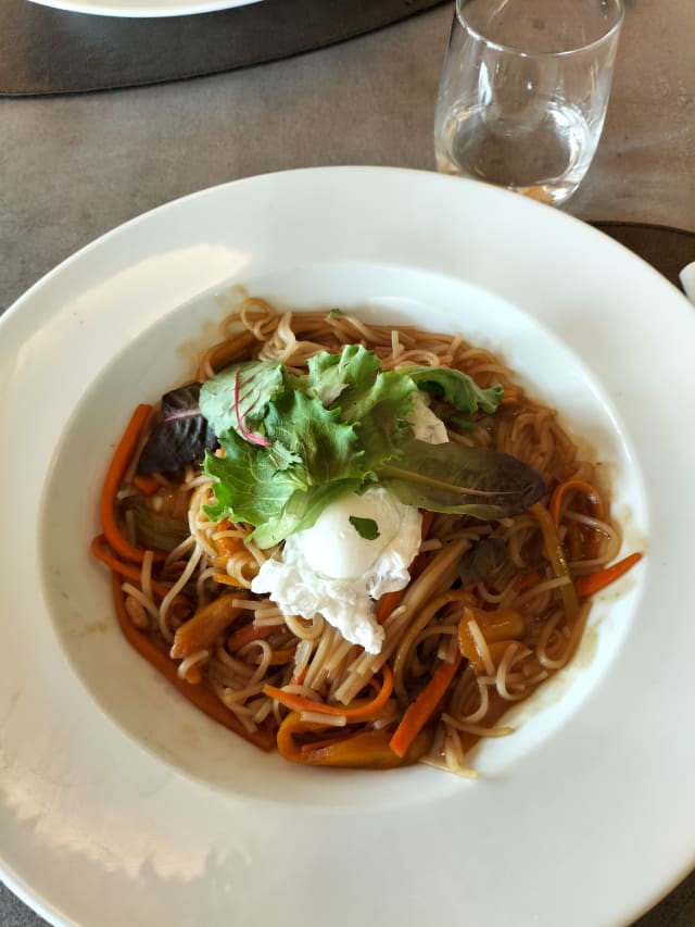 LE WOK DE LEGUMES ET NOUILLES DE RIZ SAUTÉES AU SOJA, CORIANDRE, CACAHUETES ET SON ŒUF POCHÉ - Au Cheval Blanc