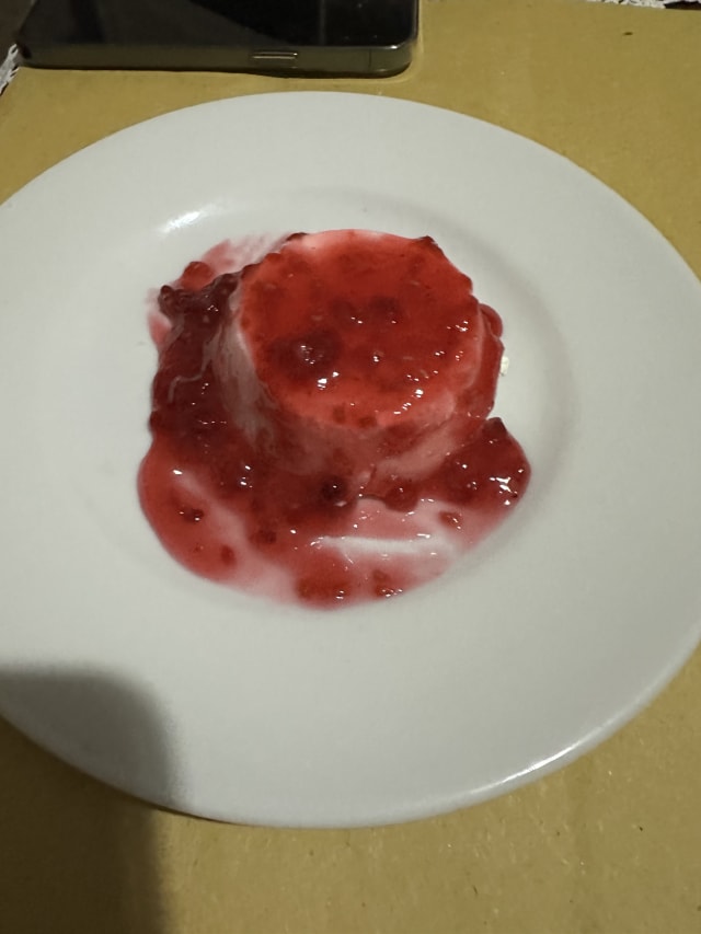 pannacotta con sambuco e culis di fragole - Trattoria Centrostorico