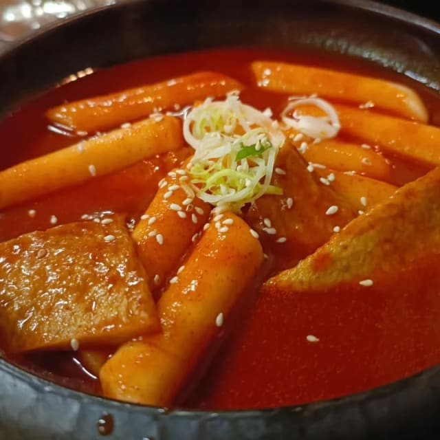 Tteokbokki (Gâteaux de riz avec galettes de poisson à la sauce épicée) - Hanwoo Haussmann, Paris