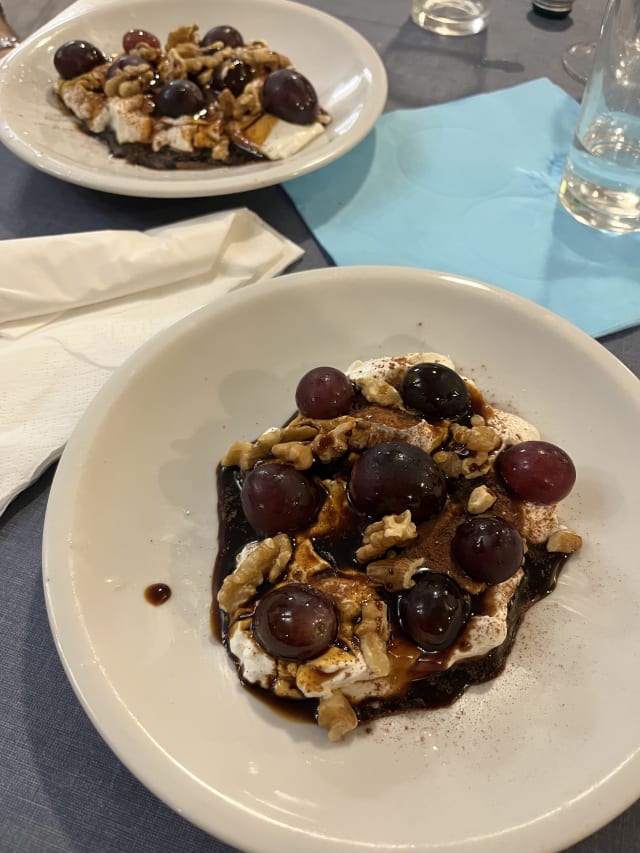 Yogurt con nocci canella e vino cotto. - Symposion Ristorante Greco, Rome