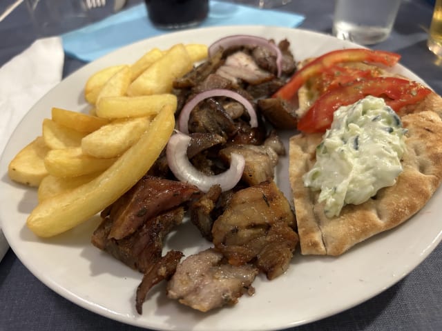 Gyros con pita, patate, tzatziki e pomodori - Symposion Ristorante Greco