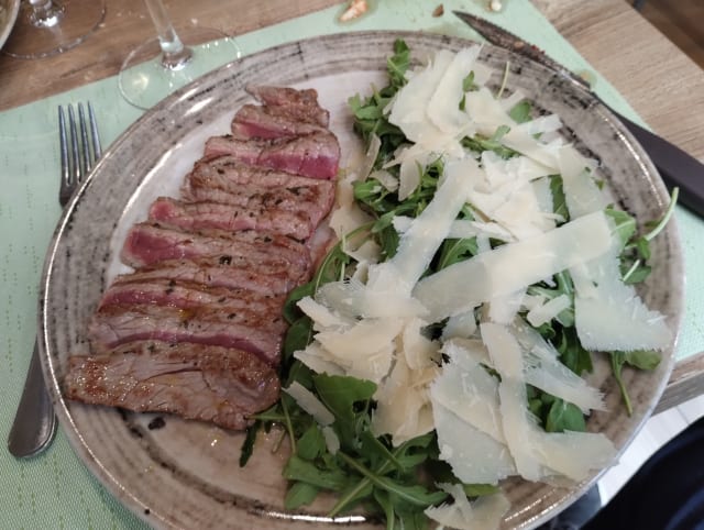 tagliata di manzo con rucola grana - Viveca Tadino, Milan