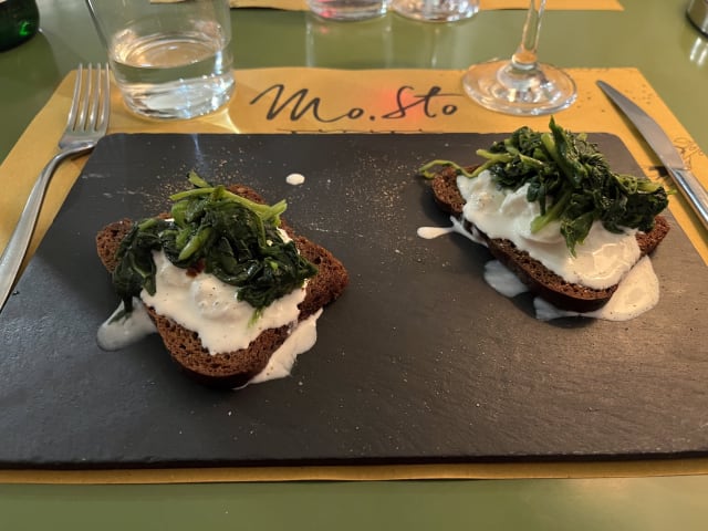 Crostone di pane nero ai sette cereali con stracciatella e cime di rapa aglio olio e peperoncino - Mo.Sto, Milan