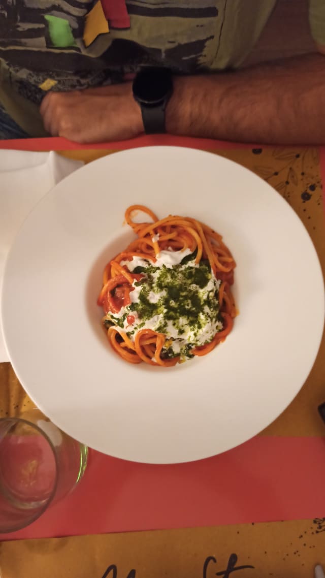 Chitarra fatta a mano alla Mo.Sto con sugo di datterino, stracciatella e crema al basilico fresco - Mo.Sto, Milan