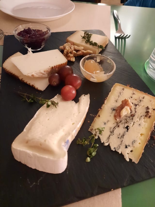 Piatto di formaggi d.o.p. accompagnate da composte e marmellata di cipolle - Mo.Sto, Milan