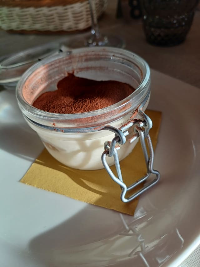 Tiramisù, crumble e salsa al caffè dello Chef - Casale Don Alfonso Agriturismo