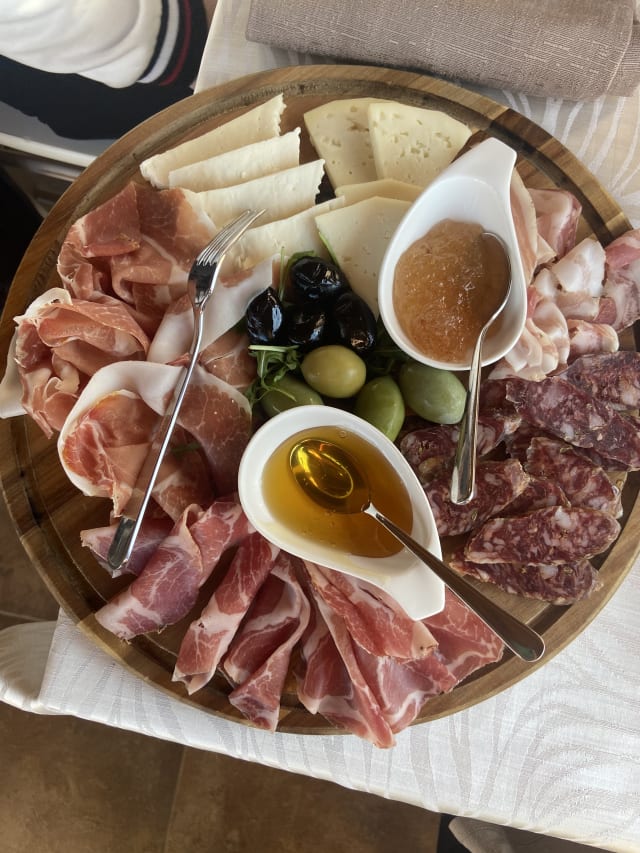 Talgiere di salumi e formaggi per 2 persone - Casale Don Alfonso Agriturismo