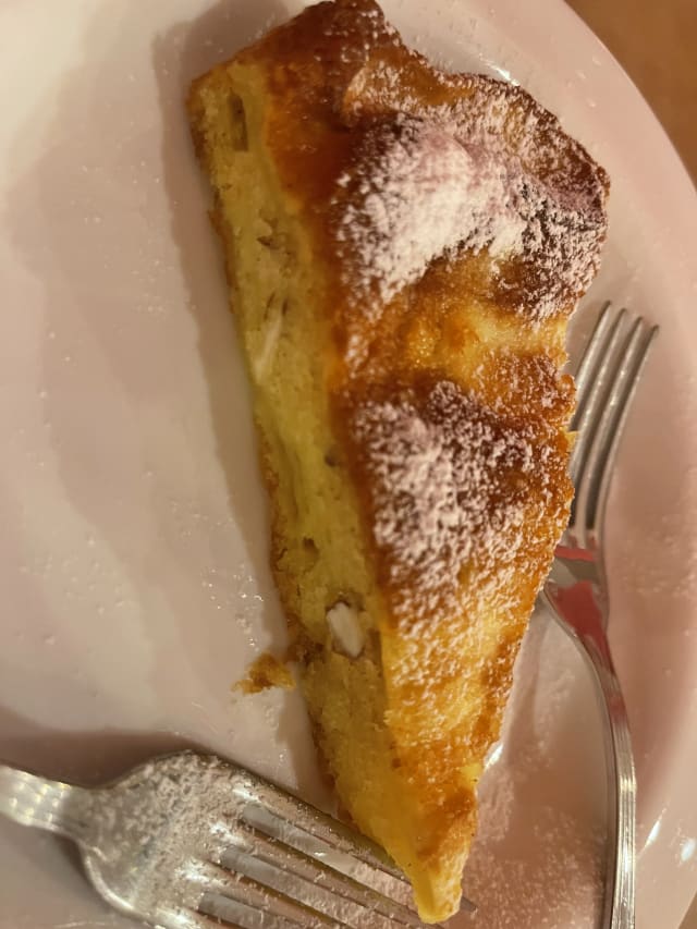 Torta di mele alla toscana con mandorle e uvetta sultanina - AGRIO'