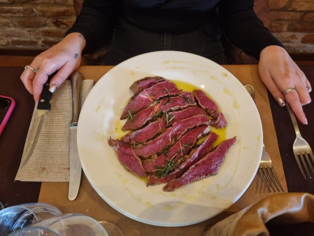 Tagliata di manzo alla griglia con olio EVO ed erbette - AGRIO', Castiglione Del Lago