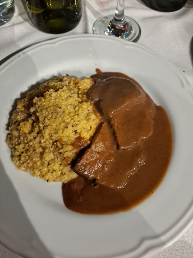 Brasato di manzo di razza piemontese con polenta di mais antico macinato a pietra - Agriturismo Sassi della Luna