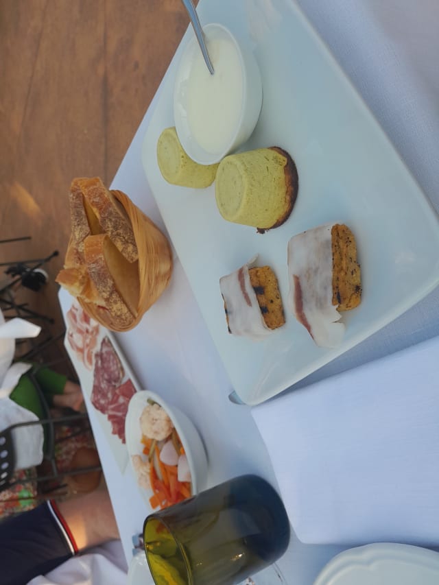 Menu comprendente tre antipasti, due primi, due secondi e il dolce - i piatti variano ogni fine settimana - Agriturismo Sassi della Luna