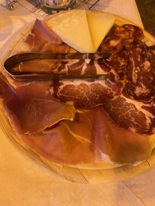 Tagliere di salumi e formaggi Lucani - Trattoria Le Lamie (Panorama mozzafiato )