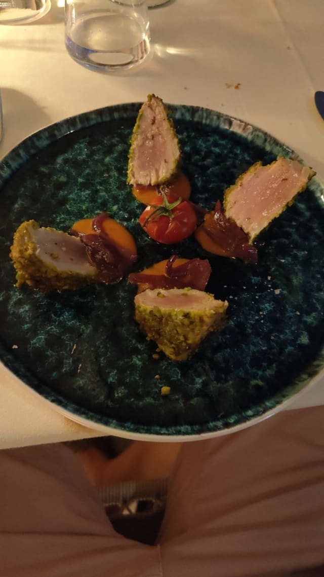 Tataki di tonno scottato in crosta di pistacchi con cipolle di tropea in agrodolce - La Pecora Nera