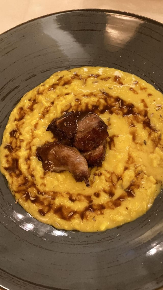 Risotto alla curcuma con il piccione e riduzione di porto - La Pecora Nera