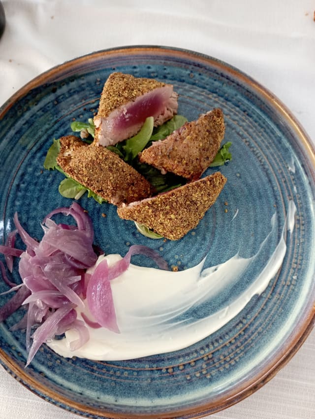 Tataki di tonno in crosta di pistacchi, cipolle di Tropea caramellate e maionese al lime - Fish House Restaurant