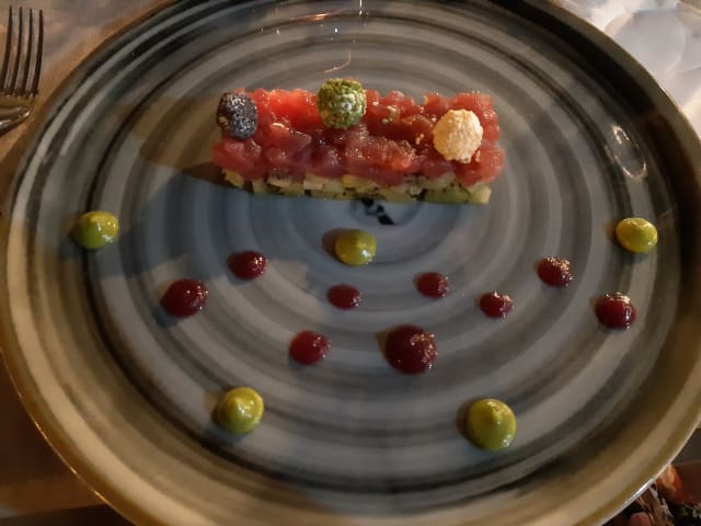 Tartare di tonno, kiwi e rocher di caprino - Fish House Restaurant