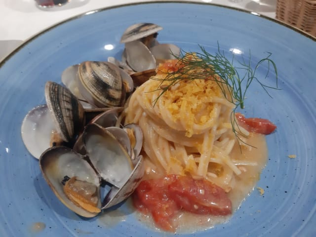 Spaghettoni quadrati trafilati al bronzo ,,La Molisana"con vongole veraci, bottarga di muggine e pinoli tostati - Fish House Restaurant