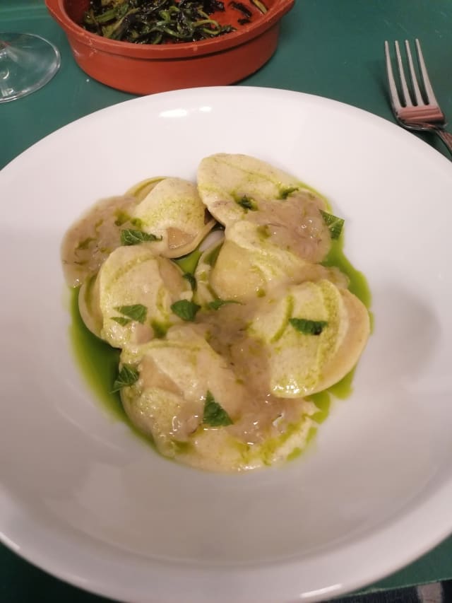 Raviolo di canocchie, zucchine fritte e mandorle - Angiò Macelleria Di Mare