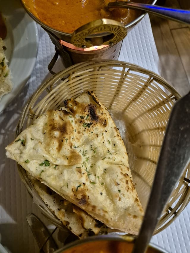 Garlic Naan - Royal Spice