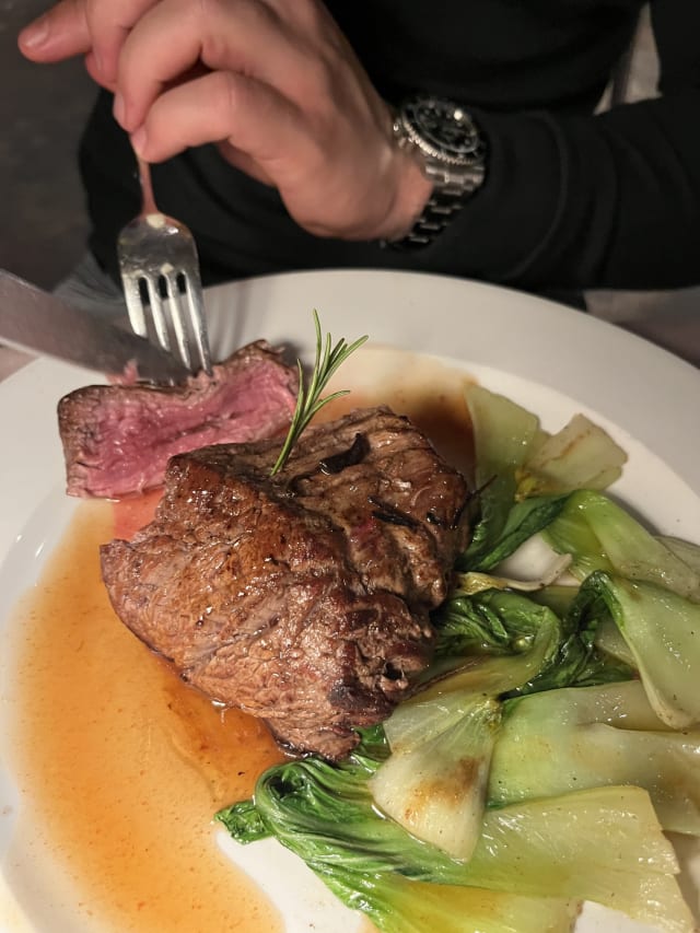 Filetto di manzo con pak choi al vapore - Castelli Gourmet, Milan