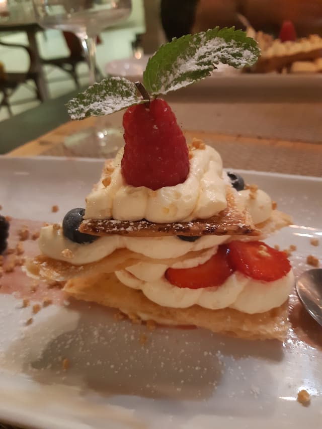 Millefoglie con crema e frutti di bosco - Enò, Prato