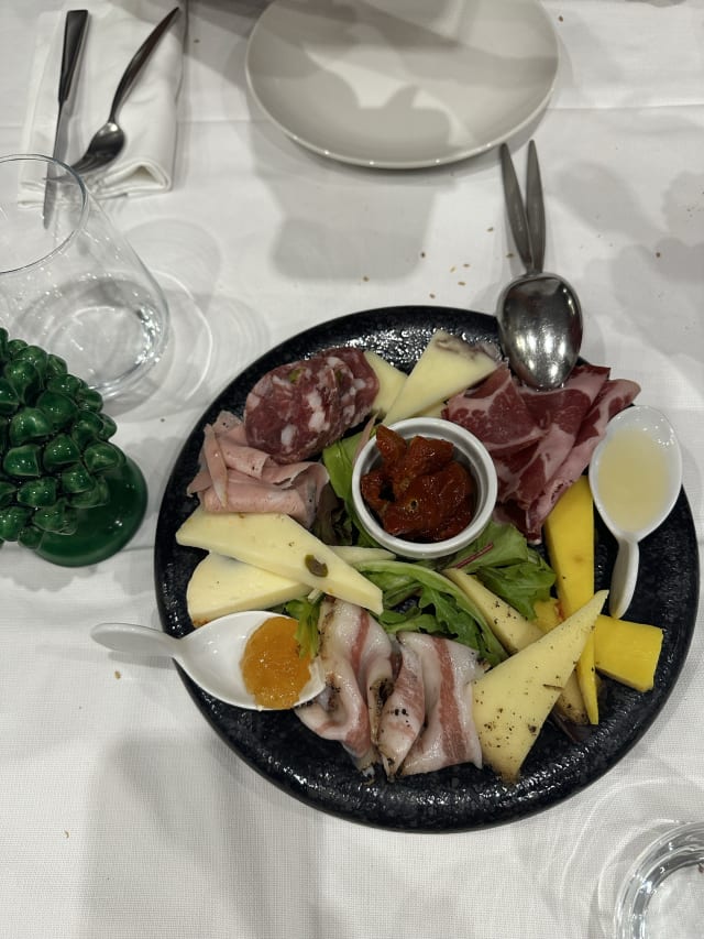 Tagliere di salumi e formaggi locali con miele, confettura e frutta secca - L'Arco dei Cappuccini