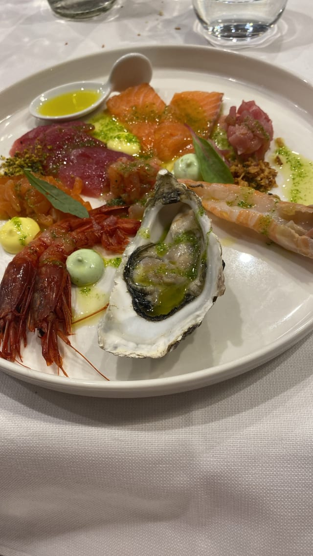 Sandwich di pesce del giorno, pane aromatico con pinoli e uvetta passa, coulis di pomodoro arrosto e rossa di tropea condita - L'Arco dei Cappuccini, Taormina