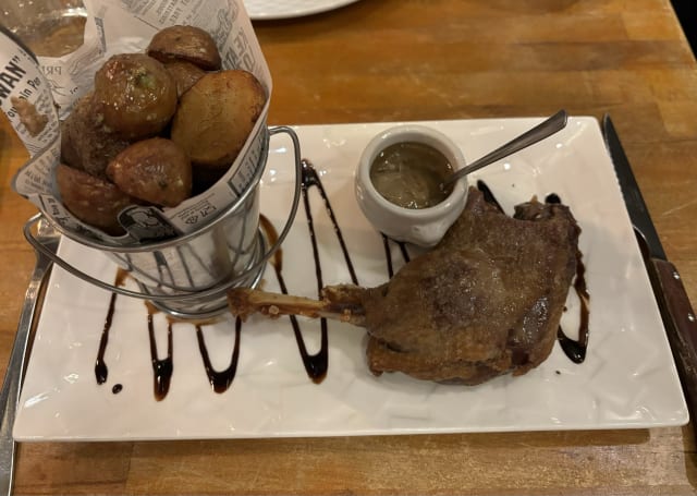 Confit de Canard grillé et pommes grenaille persillée - L'Îlot Vache, Paris