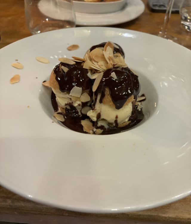 Profiteroles au chocolat, 3 choux glaçe vanille, sauce chocolat et amandes effilées - L'Îlot Vache